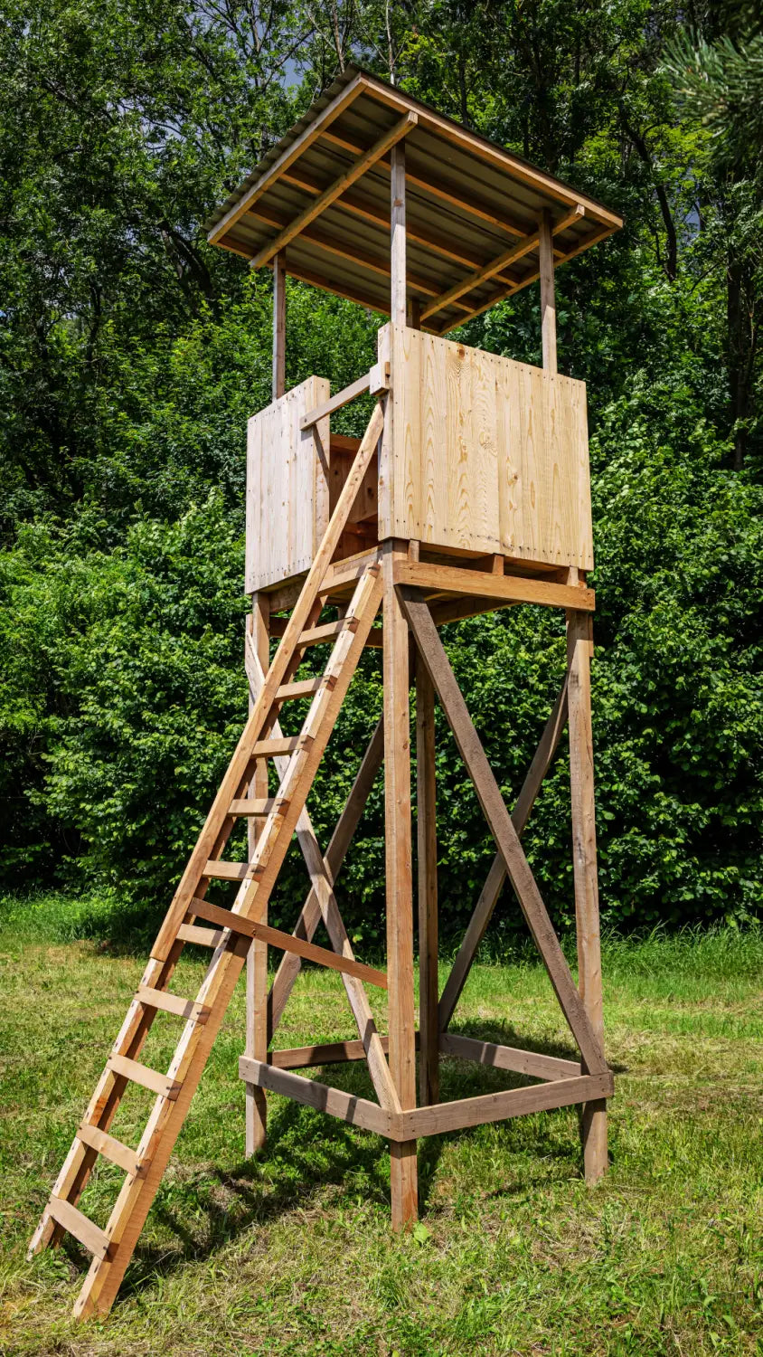 Hochsitz Outlander Basic - Jagdkanzel mit Dach für die Jagd.