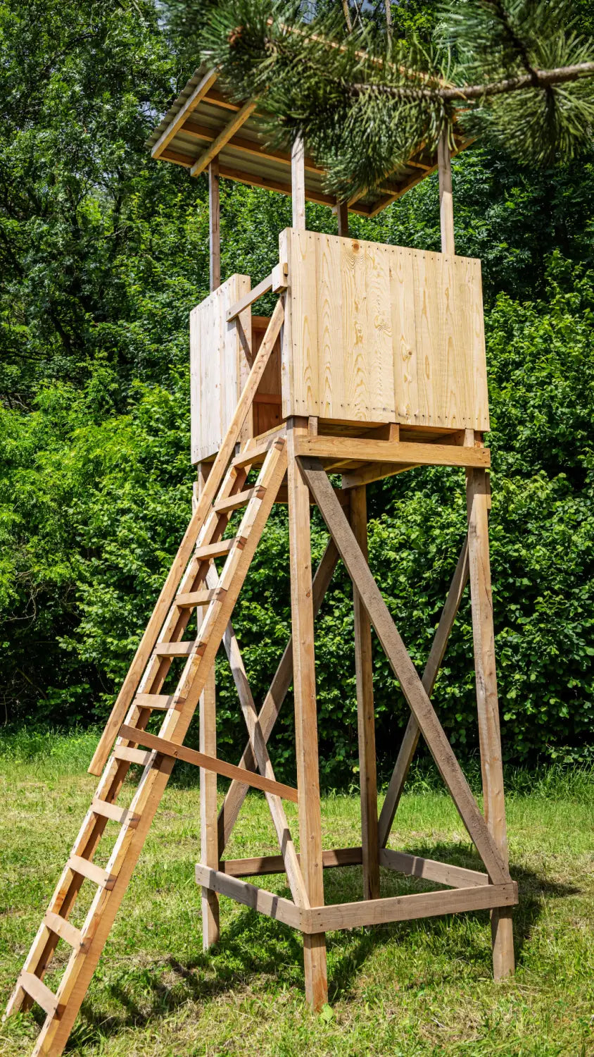 Hochsitz Outlander Basic - Jagdkanzel mit Dach für die Jagd.