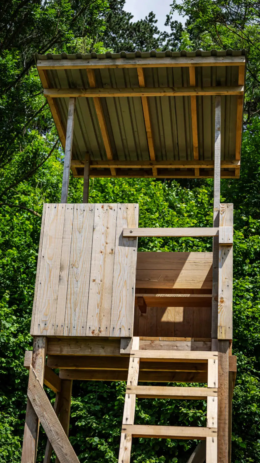 Hochsitz Outlander Basic - Jagdkanzel mit Dach für die Jagd.