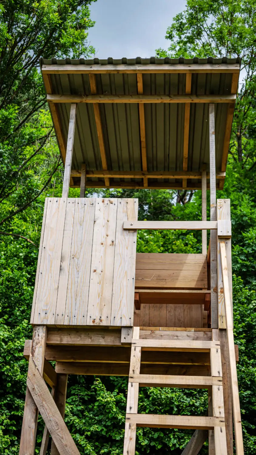 Hochsitz Outlander Basic - Jagdkanzel mit Dach für die Jagd.