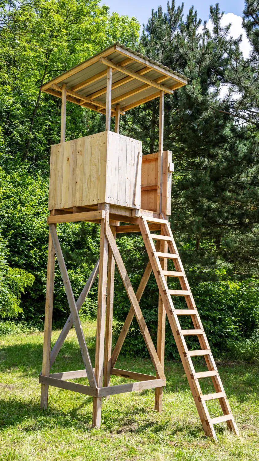 Hochsitz Outlander Basic - Jagdkanzel mit Dach für die Jagd.