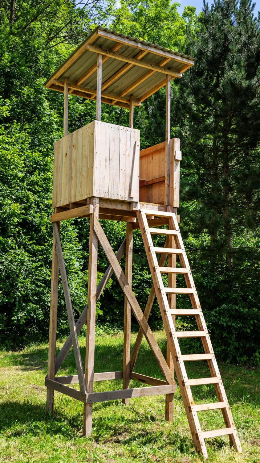 Hochsitz Outlander Basic - Jagdkanzel mit Dach für die Jagd.