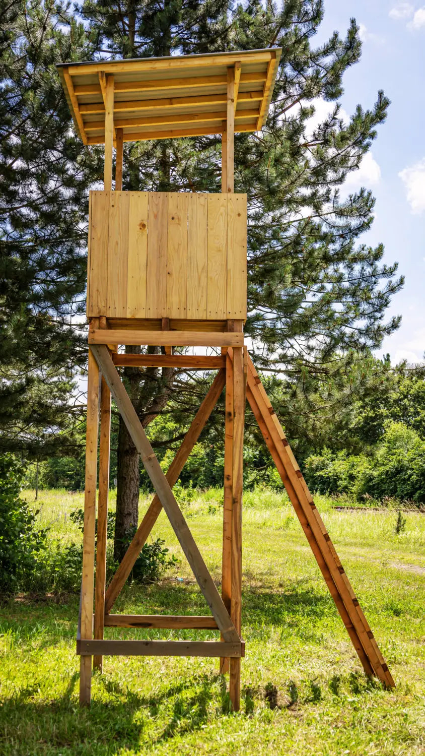 Hochsitz Outlander Basic - Jagdkanzel mit Dach für die Jagd.