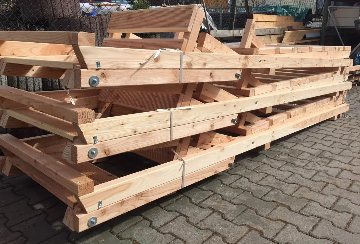 Die klappbaren Scherenleitern aus Lärche können fertig montiert online bestellt werden.