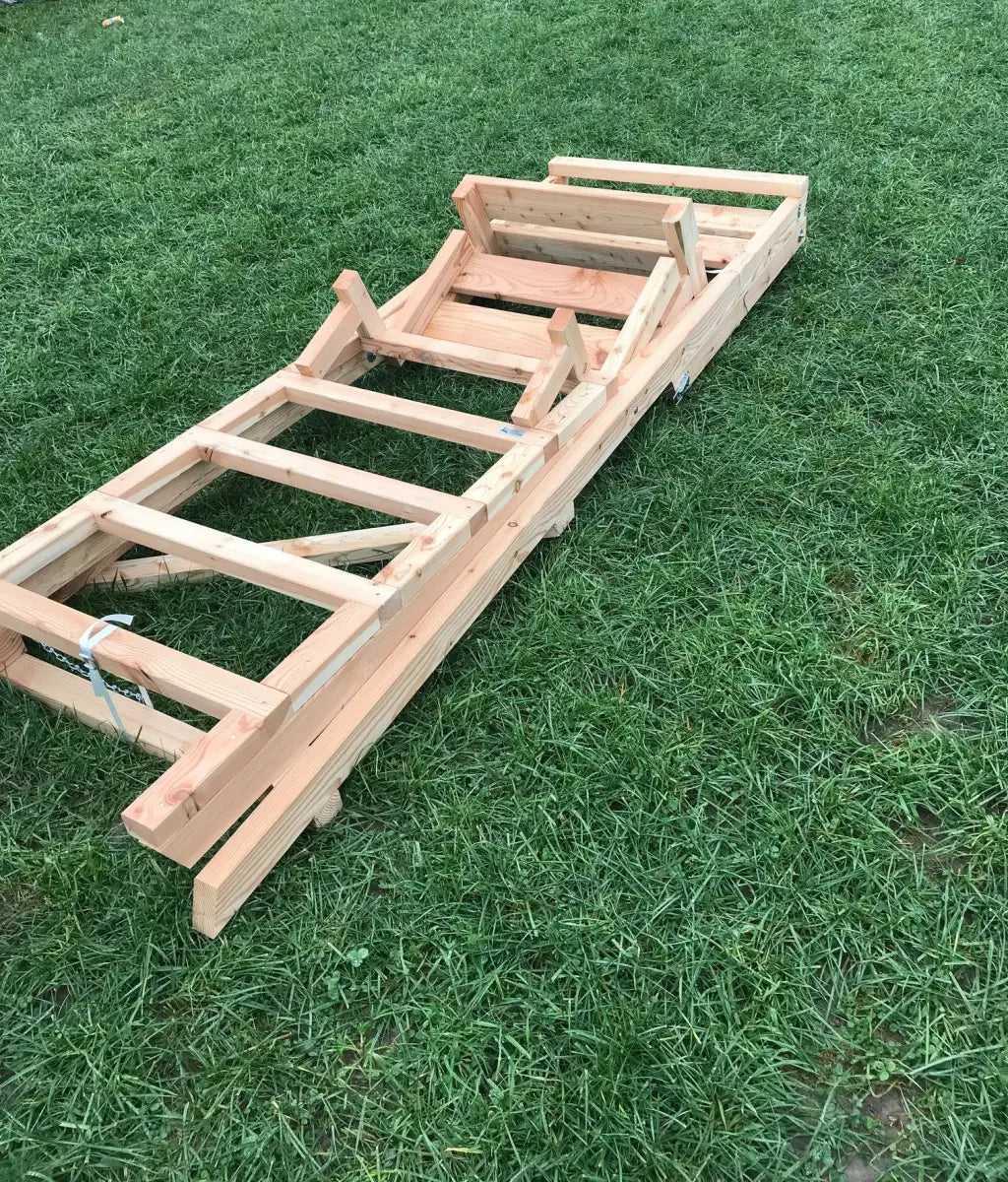 Die klappbare Scherenleiter aus Lärche stellt eine beliebte Ansitzleiter dar. Die Scherenleiter wird für die Jagd genutzt.