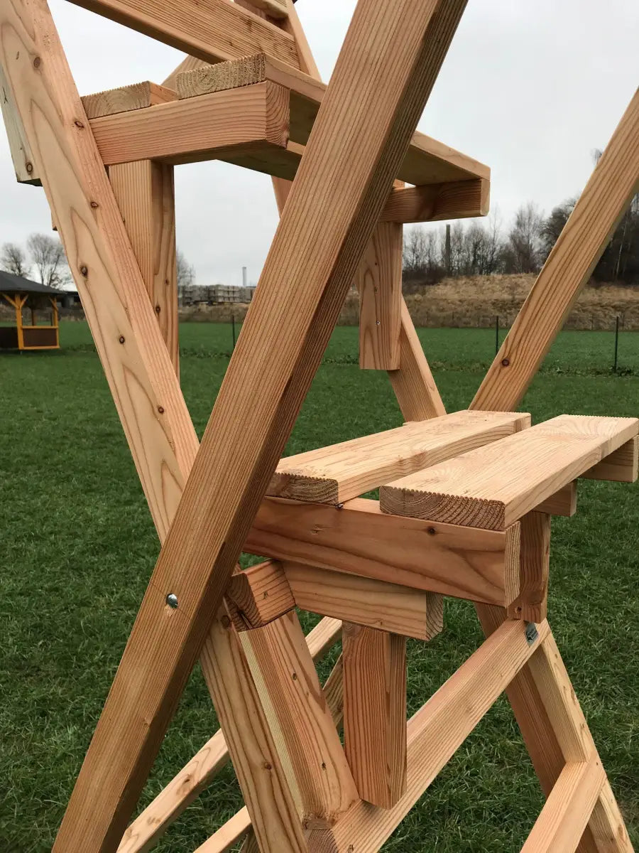 Die klappbare Scherenleiter aus Lärche stellt, durch das große Sitzbrett, eine beliebte Ansitzleiter dar. Die Scherenleiter wird für die Jagd genutzt.