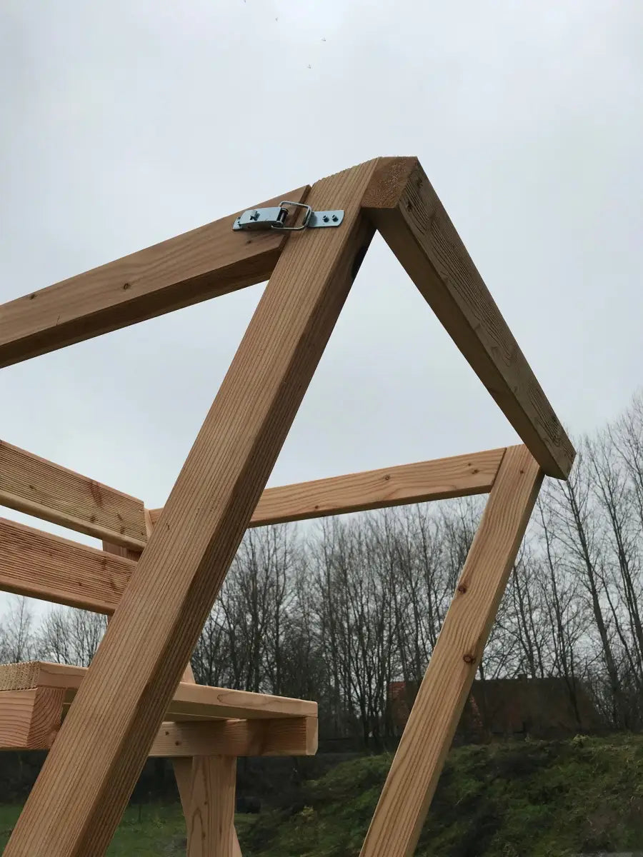 Die klappbare Scherenleiter aus Lärche stellt eine beliebte Ansitzleiter dar. Die Scherenleiter verfügt über Klammern, um die Scherenleiter zusammen klappen zu können.