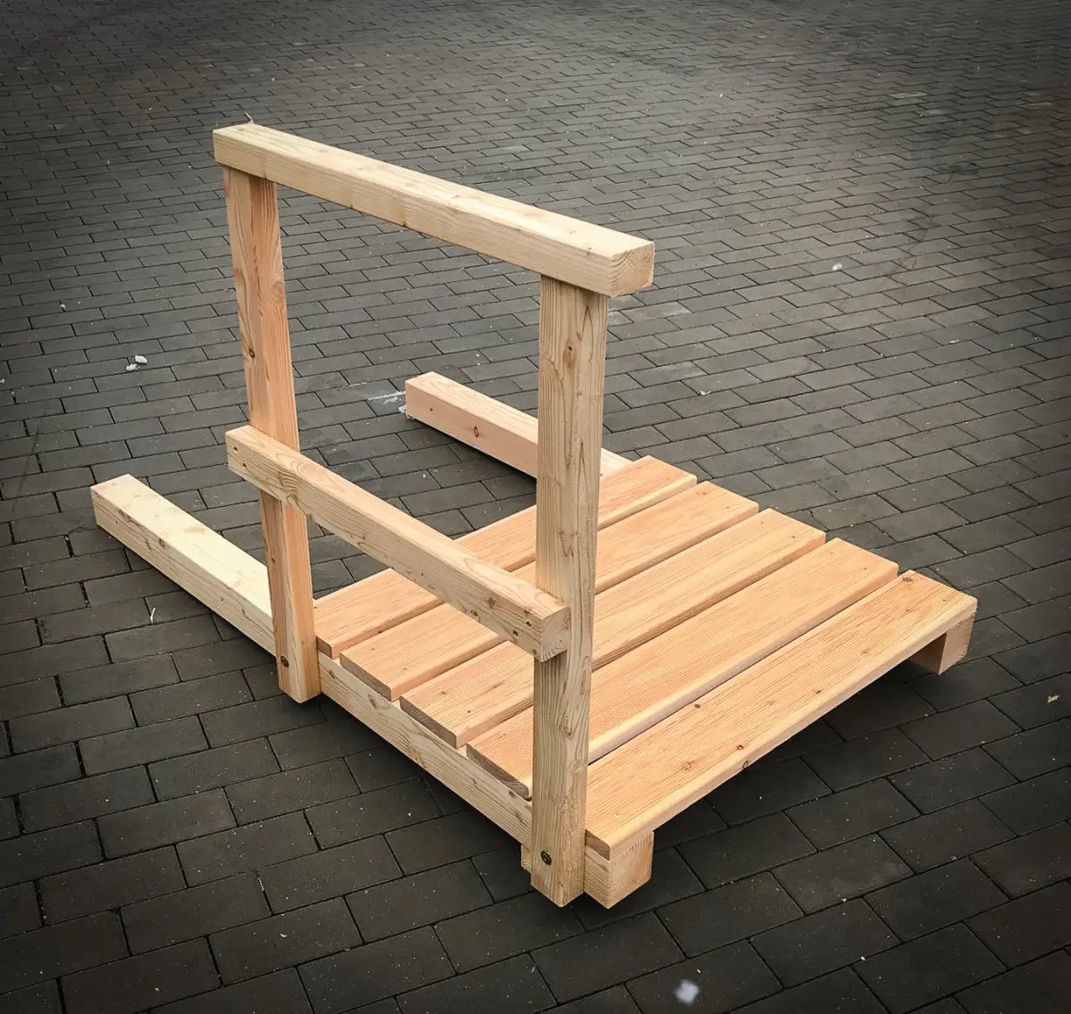 Es handelt sich hier um Podest für die Jagdkanzel offen aus Lärche inkl. Unterbau und Leiter für die Jagd.