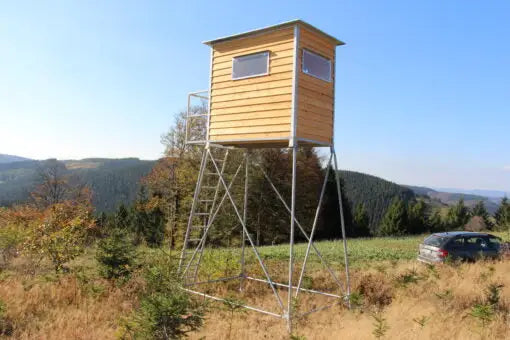 Es handelt sich hier um Schlafkanzel 5 Meter – inkl. Unterbau, Leiter und Podest mit Geländer aus verzinktem Metall für die Jagd.