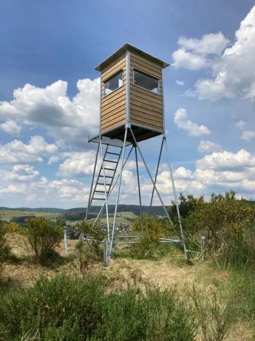 Es handelt sich hier um Kanzel 3 Meter – inkl. Unterbau, Leiter und Podest mit Geländer aus verzinktem Metall für die Jagd.