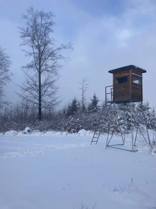 Es handelt sich hier um Kanzel 3 Meter – inkl. Unterbau, Leiter und Podest mit Geländer aus verzinktem Metall für die Jagd.