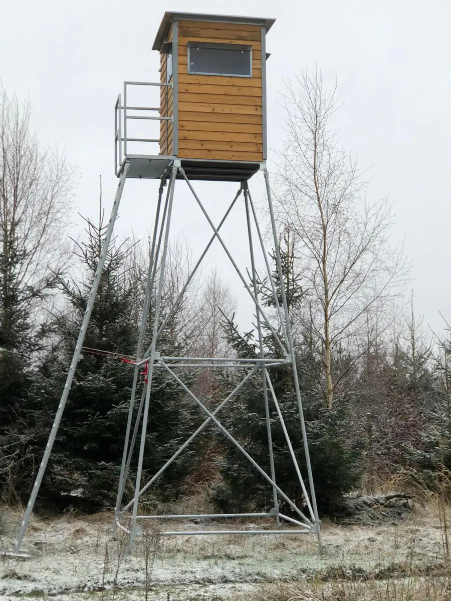 Es handelt sich hier um Kanzel 5 Meter – inkl. Unterbau, Leiter und Podest mit Geländer aus verzinktem Metall für die Jagd.