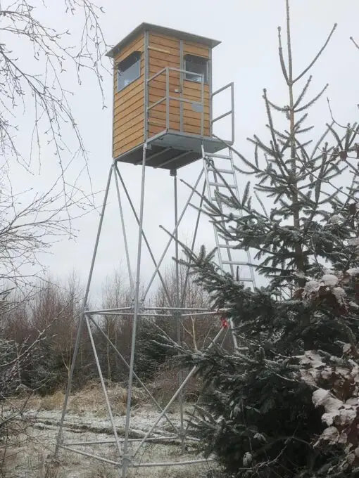Es handelt sich hier um Kanzel 5 Meter – inkl. Unterbau, Leiter und Podest mit Geländer aus verzinktem Metall für die Jagd.