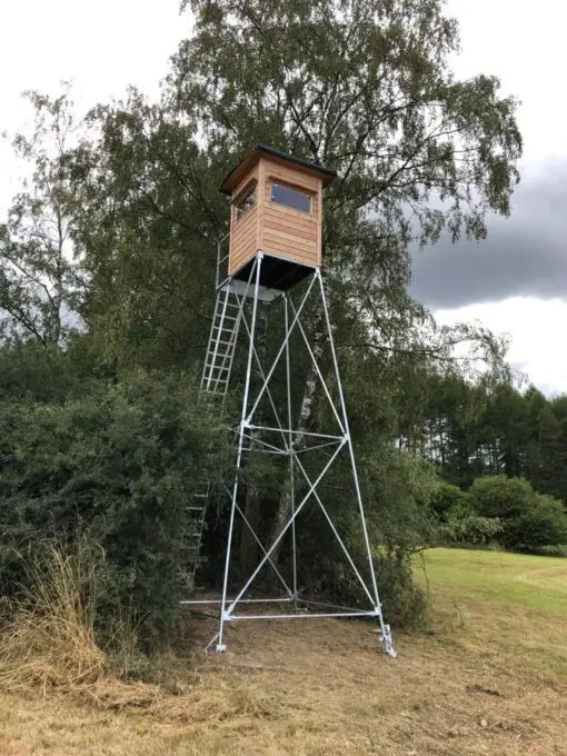 Es handelt sich hier um Kanzel 5 Meter – inkl. Unterbau, Leiter und Podest mit Geländer aus verzinktem Metall für die Jagd.
