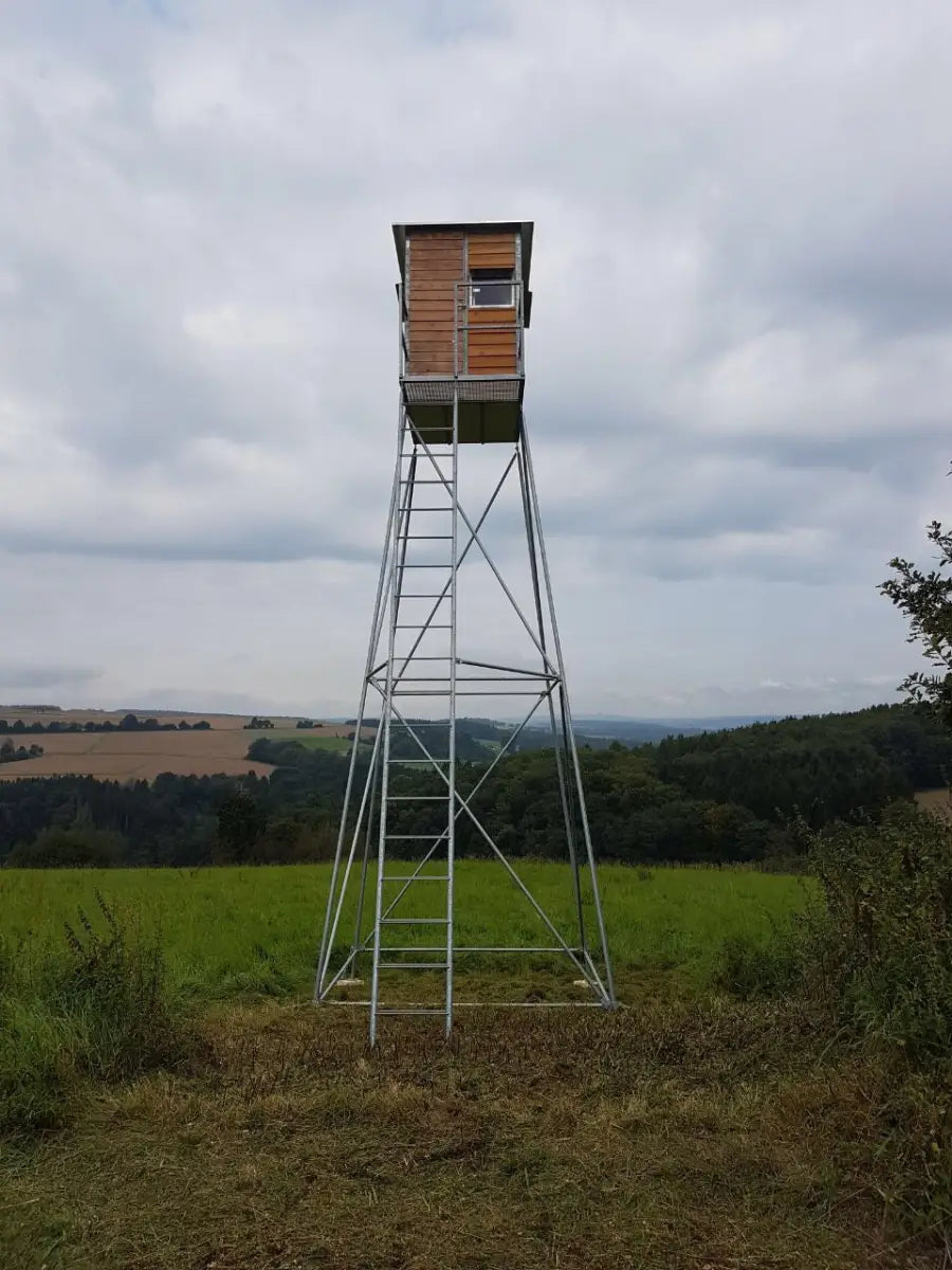 Es handelt sich hier um Kanzel 6 Meter – inkl. Unterbau, Leiter und Podest mit Geländer aus verzinktem Metall für die Jagd.