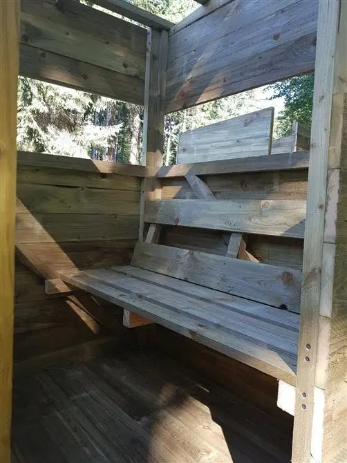 Es handelt sich hier um Kleine offene Jagdkanzel "Enok" inkl. Bockgerüst und Leiter, Waldkanzel für die Jagd.