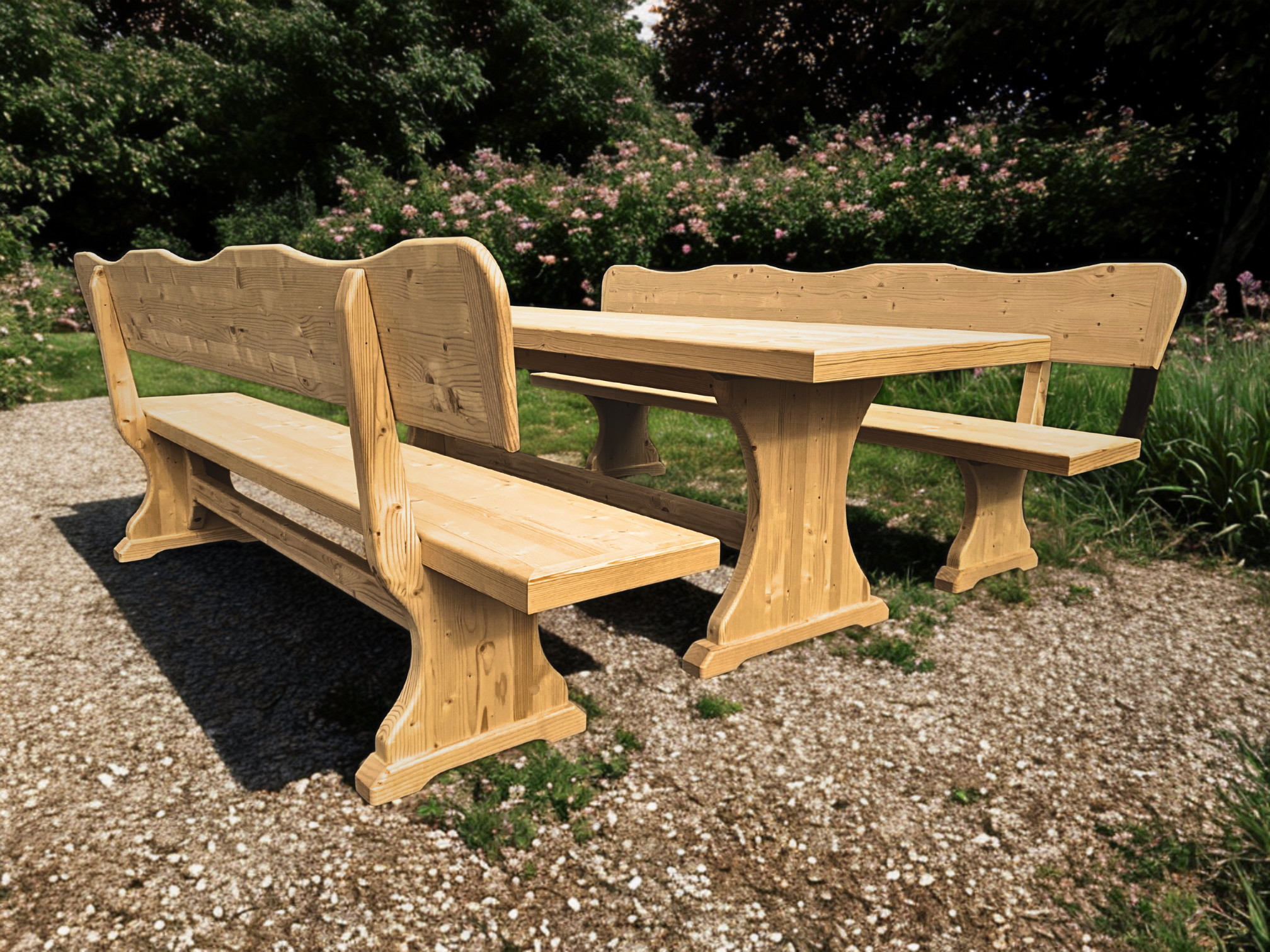 rustikale Sitzgarnitur aus massivem Holz, hier auf dem Foto im Garten aufgestellt. Wunderschöne Maserung und Holzstruktur