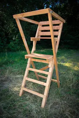 Die Scherenleiter aus Lärche stellt eine beliebte Ansitzleiter dar. Die Scherenleiter wird für die Jagd genutzt.