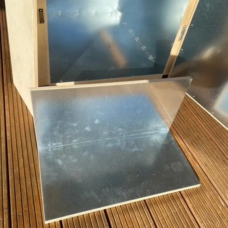 Ansicht Sitzfläche des Orgon Akkumulators von innen (mit verzinktem Eisenblech). Hier zu sehen die in die Sitzbank integrierte Orgonbox