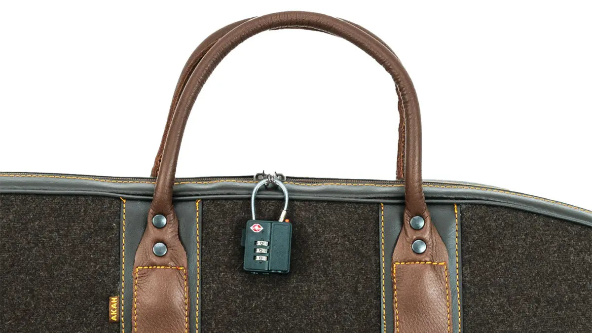 Es handelt sich hier um AKAH Loden-Futteral mit Elchleder für die Jagd.