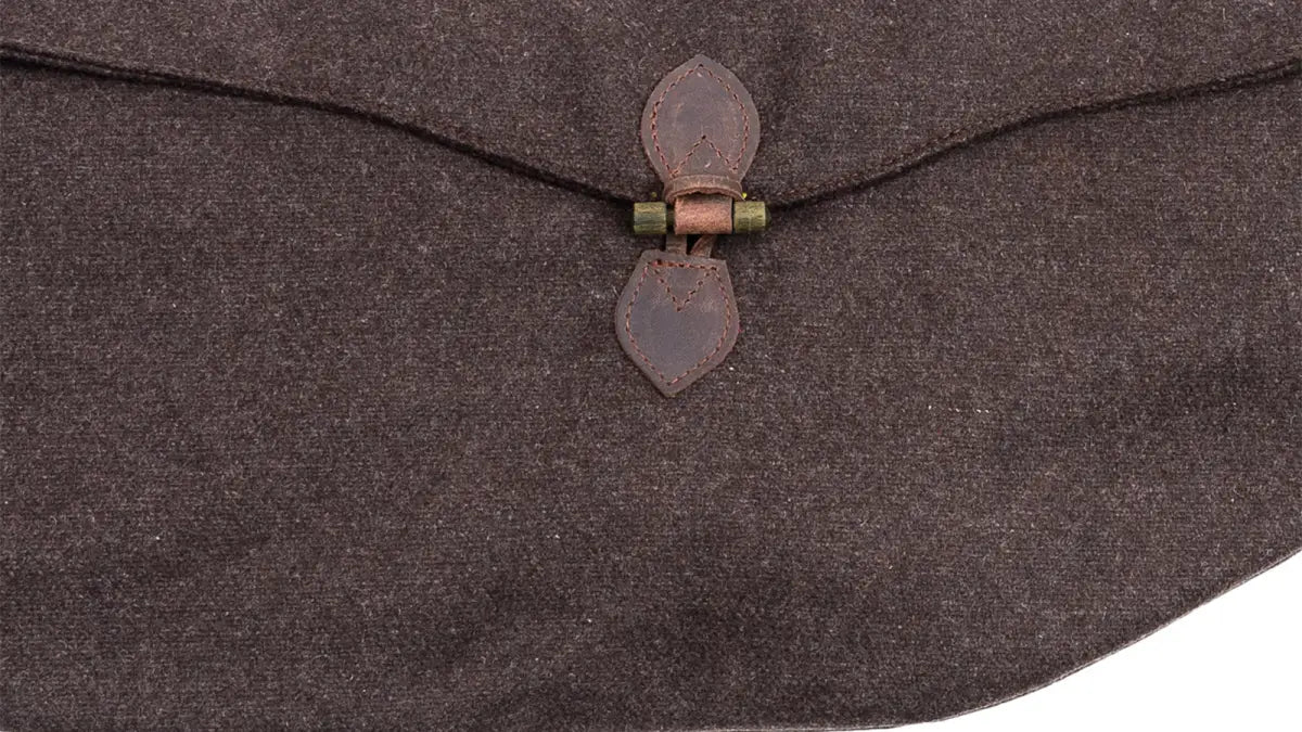 Es handelt sich hier um AKAH Pirschfutteral Loden für die Jagd.