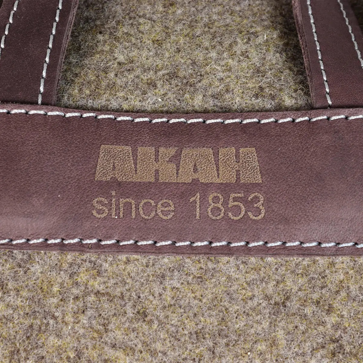 Es handelt sich hier um AKAH Rolltop-Rucksack aus Wollfilz und Olivenleder für die Jagd.