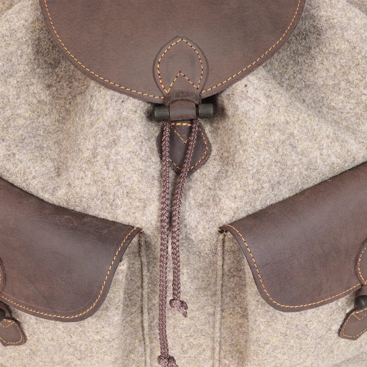 Es handelt sich hier um AKAH Wollfilz-Rucksack lautlos für die Jagd.