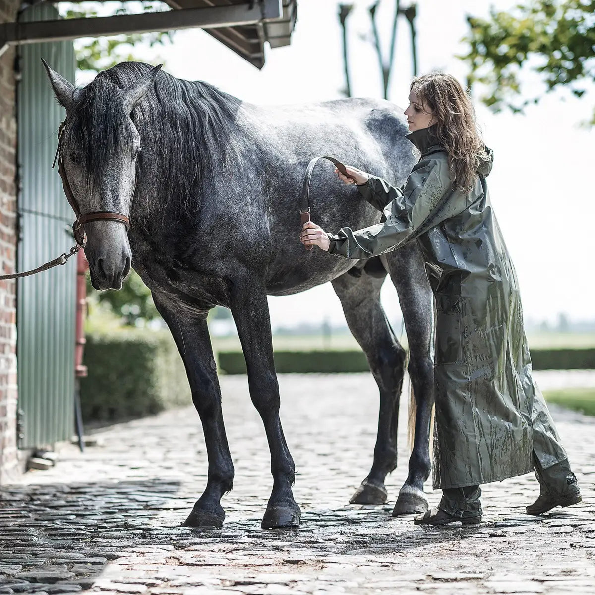 Es handelt sich hier um BALENO Regenmantel Helsinki khaki für die Jagd.