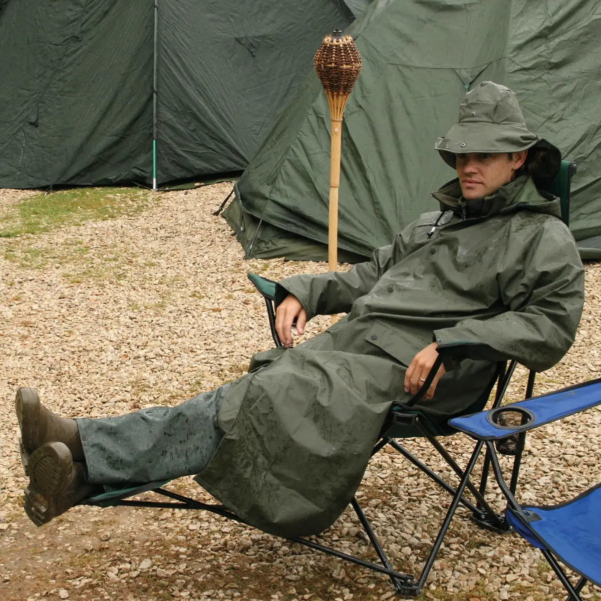 Es handelt sich hier um BALENO Regenmantel Helsinki khaki für die Jagd.