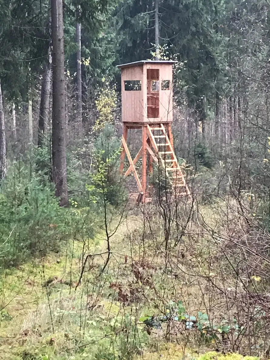 Es handelt sich hier um Jagdkanzel offen aus Lärche OHNE Unterbau und Leiter für die Jagd.