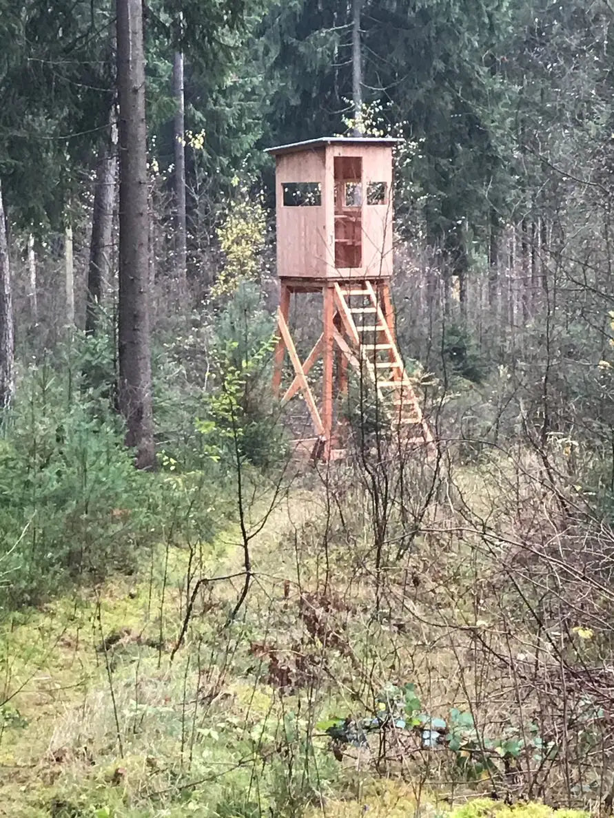 Es handelt sich hier um Jagdkanzel offen aus Lärche inkl. Unterbau und Leiter für die Jagd.