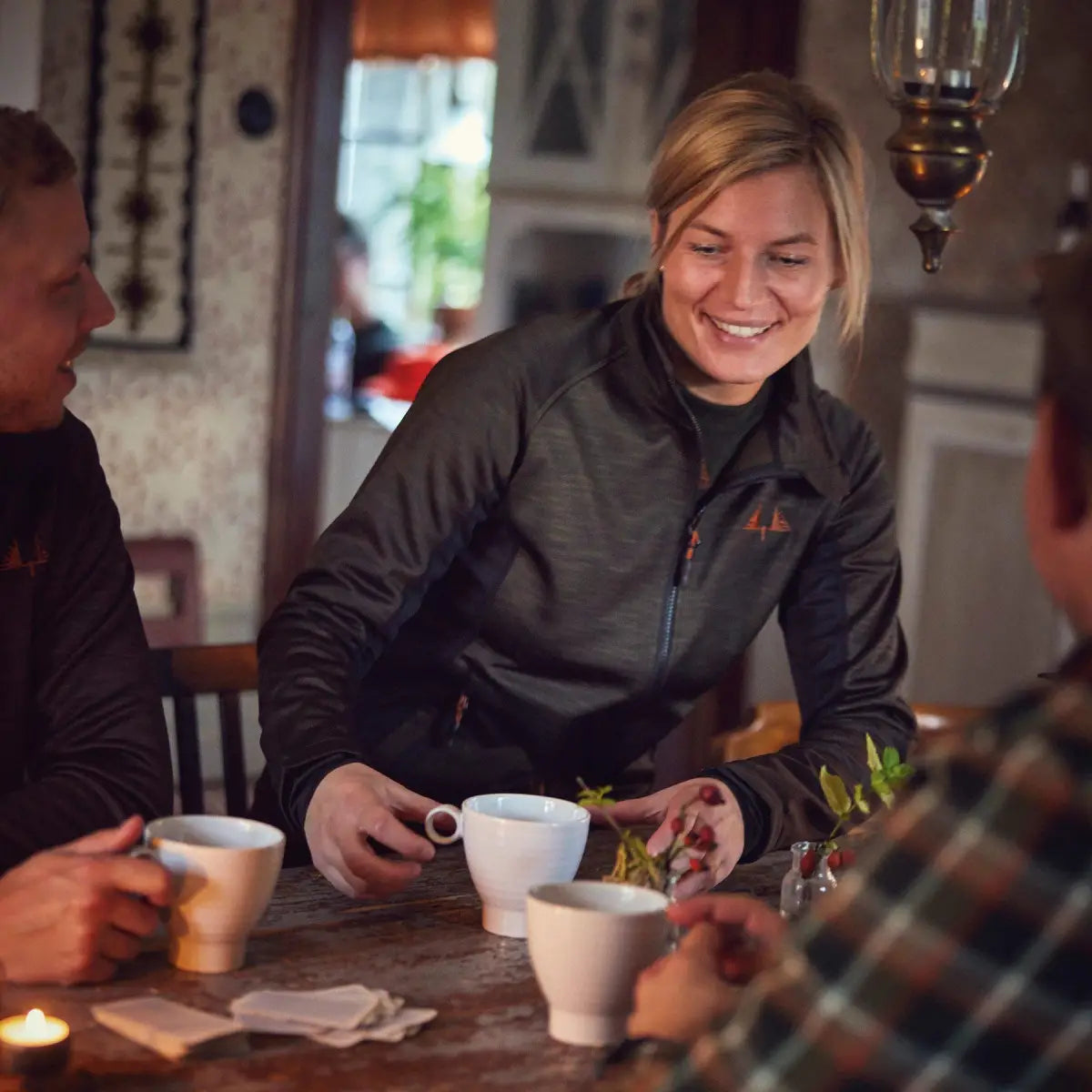 Es handelt sich hier um Damen Sweater Ultra Hunting Green Swedteam für die Jagd.