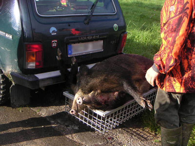 Es handelt sich hier um Deep 210 (1020 x 530 x 210 mm) mit Schnellverschluss - Schwarzwildträger für die Jagd, am Fahrzeug befestigt.