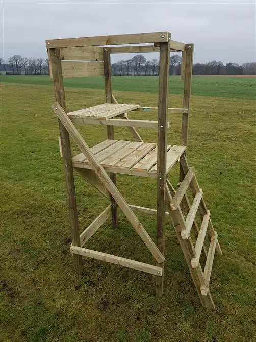 Es handelt sich hier um Drückjagdbock klappbar DBK 240 cm Höhe, Leiter schräg für die Jagd.