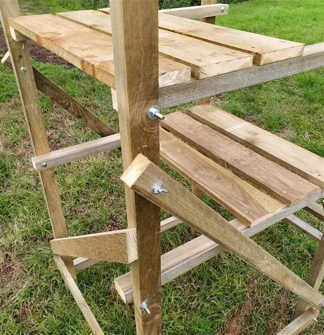 Detailansicht der Klappkonstruktion, Drückjagdbock klappbar DBKS 240 cm Höhe, Leiter schräg für die Jagd.