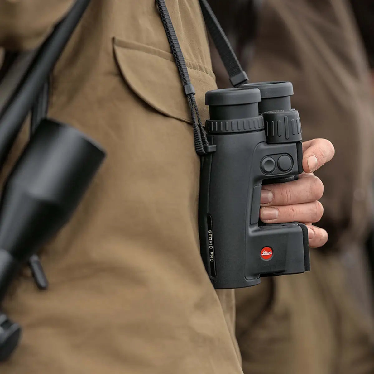 Es handelt sich hier um Fernglas LEICA Geovid Pro 8x32 mit Entfernungsmesser für die Jagd.