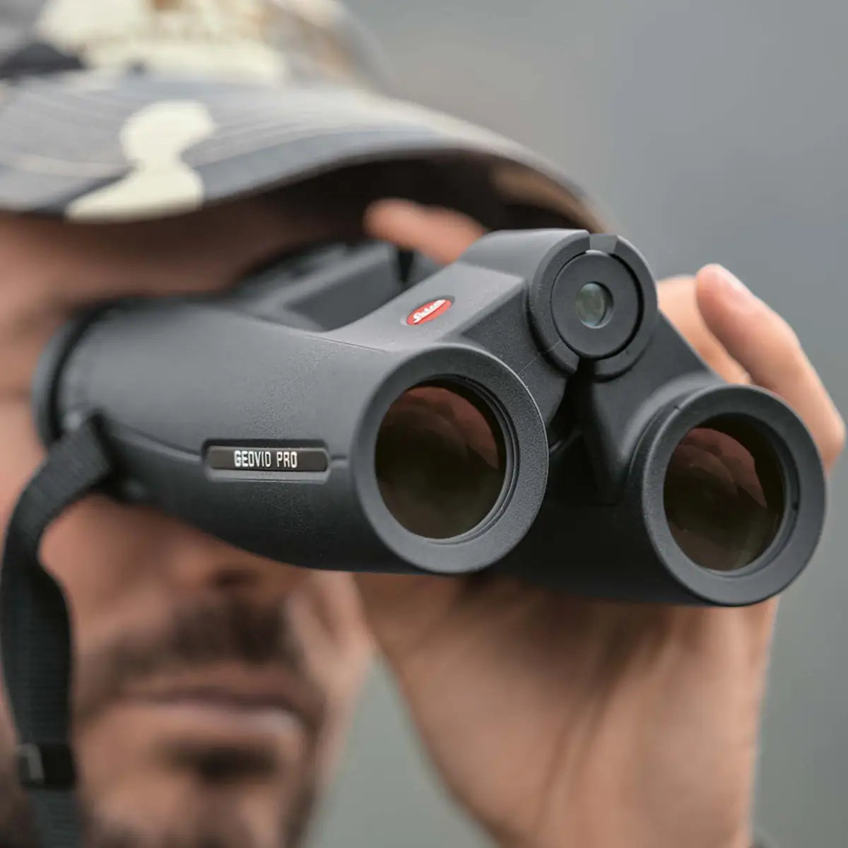 Es handelt sich hier um Fernglas LEICA Geovid Pro 8x32 mit Entfernungsmesser für die Jagd.