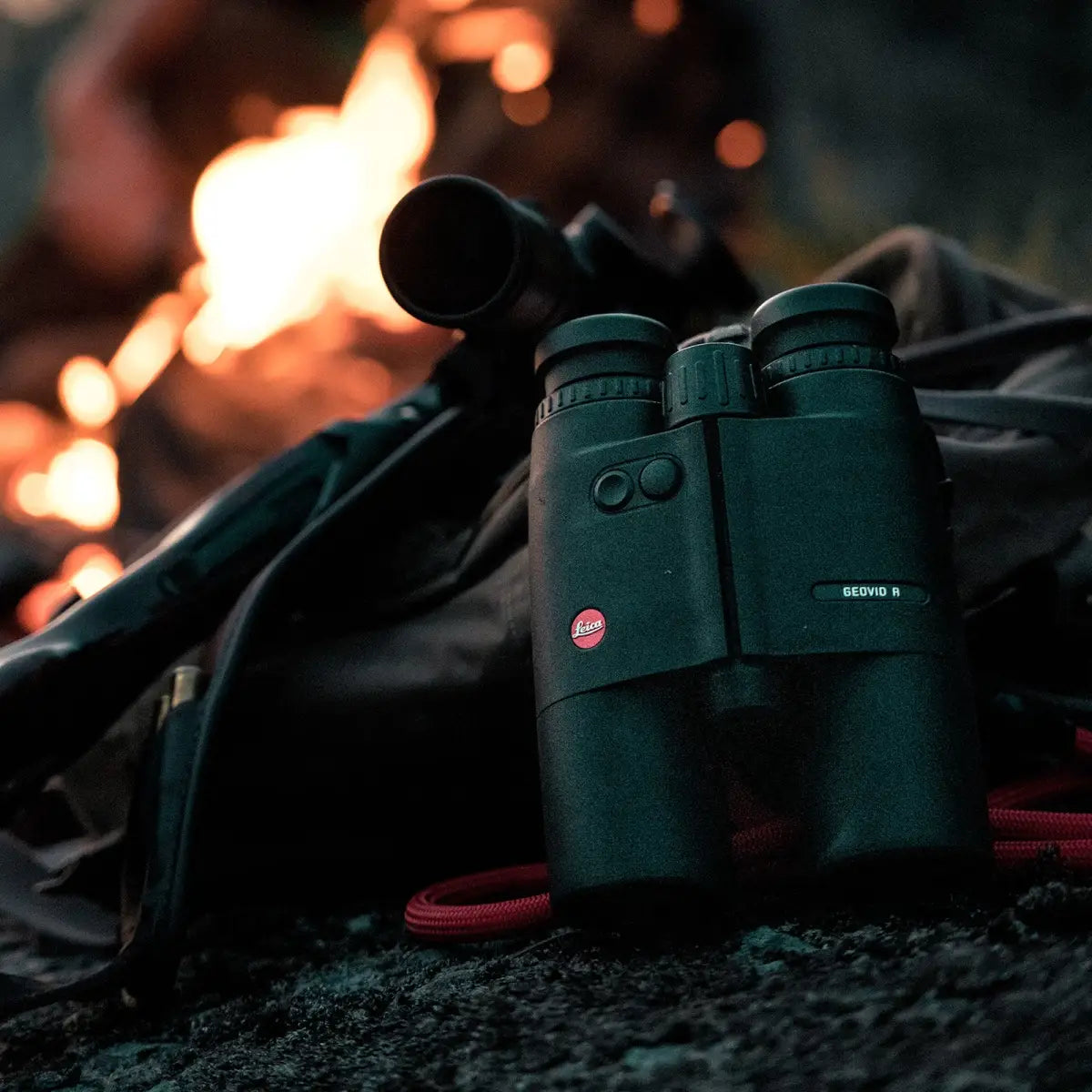 Es handelt sich hier um Fernglas Geovid 10x42 R Entfernungsmesser LEICA für die Jagd.