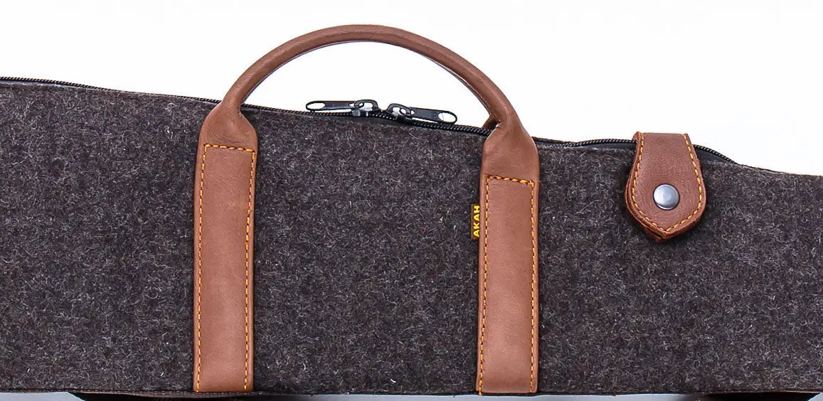 Es handelt sich hier um AKAH Flintenfutteral Loden/Elchleder für die Jagd.