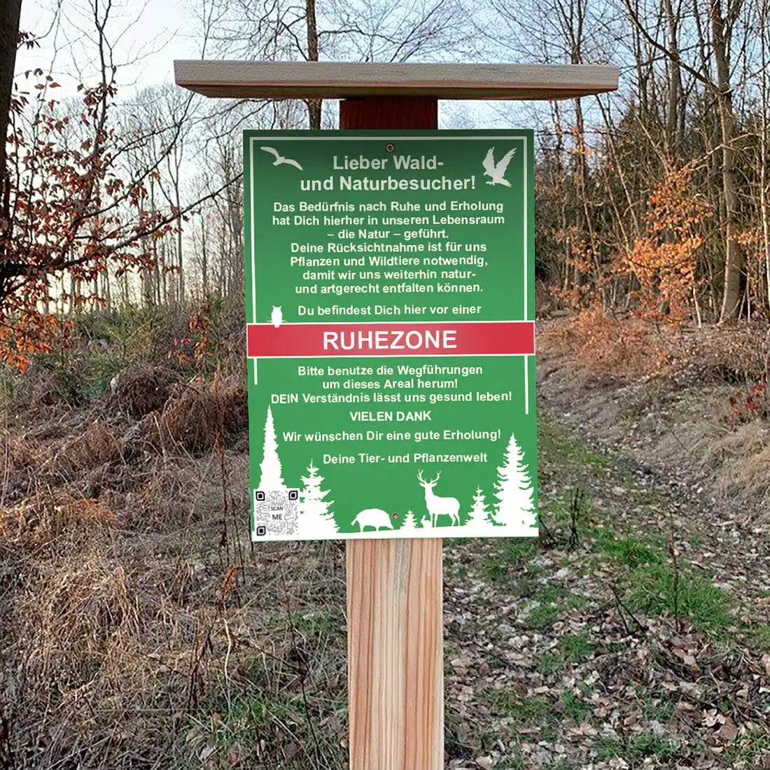 Ein grünes 'Ruhezone'-Warnschild, das auf einem Holzpfosten mit einem braunen Dachüberstand montiert ist.