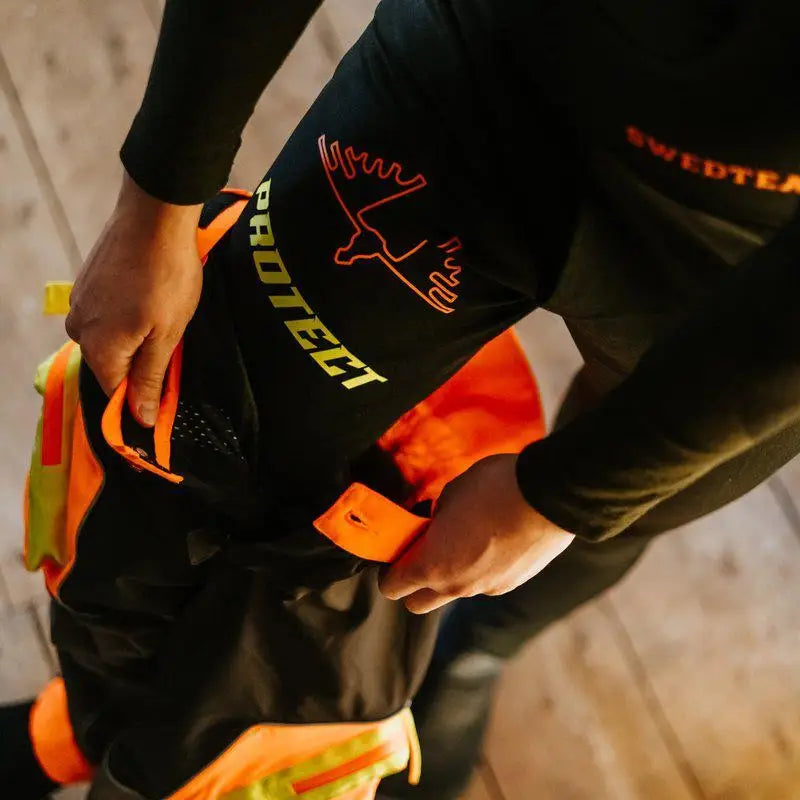 Es handelt sich hier um Herren Keilerschutzhose Protect Liner Black Swedteam für die Jagd.