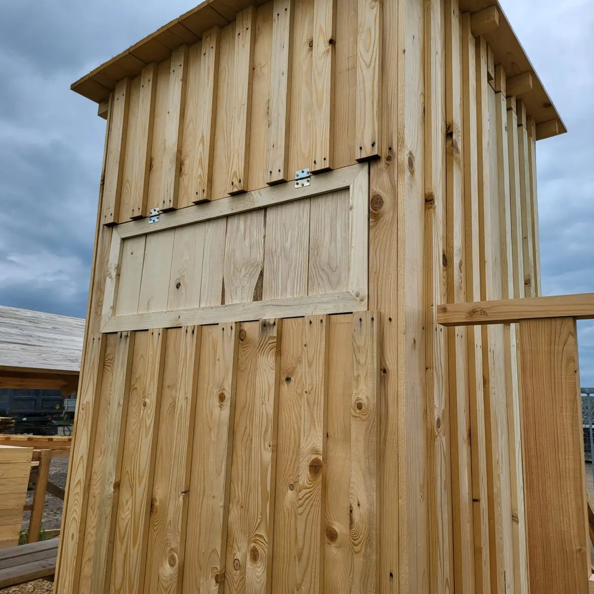 Hochsitz mit Holfensterladen.