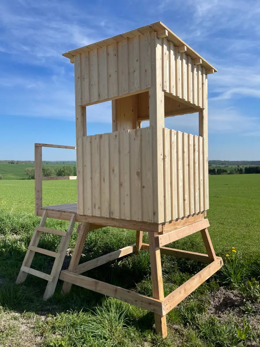 Offene Jagdkanzel aus Fichte und Lärche.