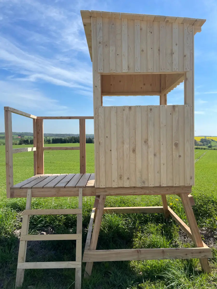 Offene Jagdkanzel aus Fichte und Lärche.