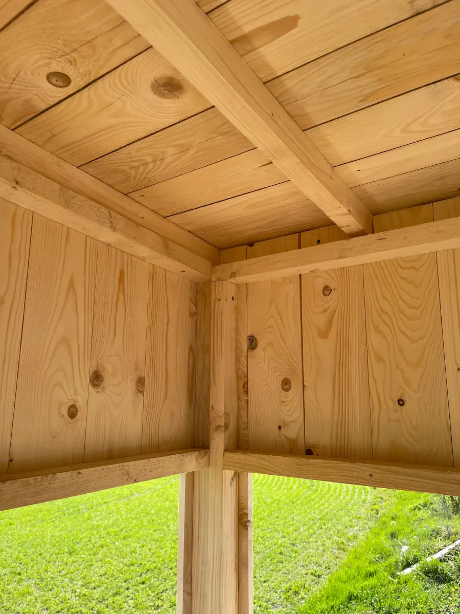 Der Innenraum Offene Jagdkanzel aus Fichte und Lärche.