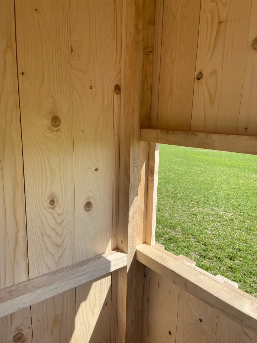 Die vormontierten Seitenteile der Jagdkanzel.