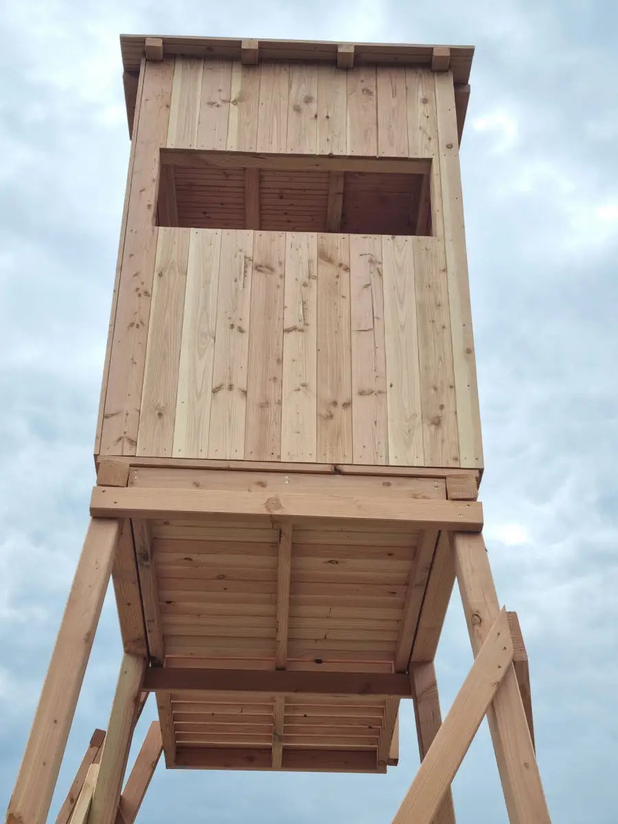Es handelt sich hier um Hochsitz aus Lärche - Jagdkanzel OUTLANDER offen, inkl. Unterbau und Leiter für die Jagd.