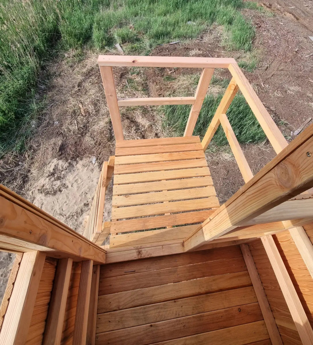 Es handelt sich hier um Hochsitz aus Lärche - Jagdkanzel OUTLANDER offen, inkl. Unterbau und Leiter für die Jagd.