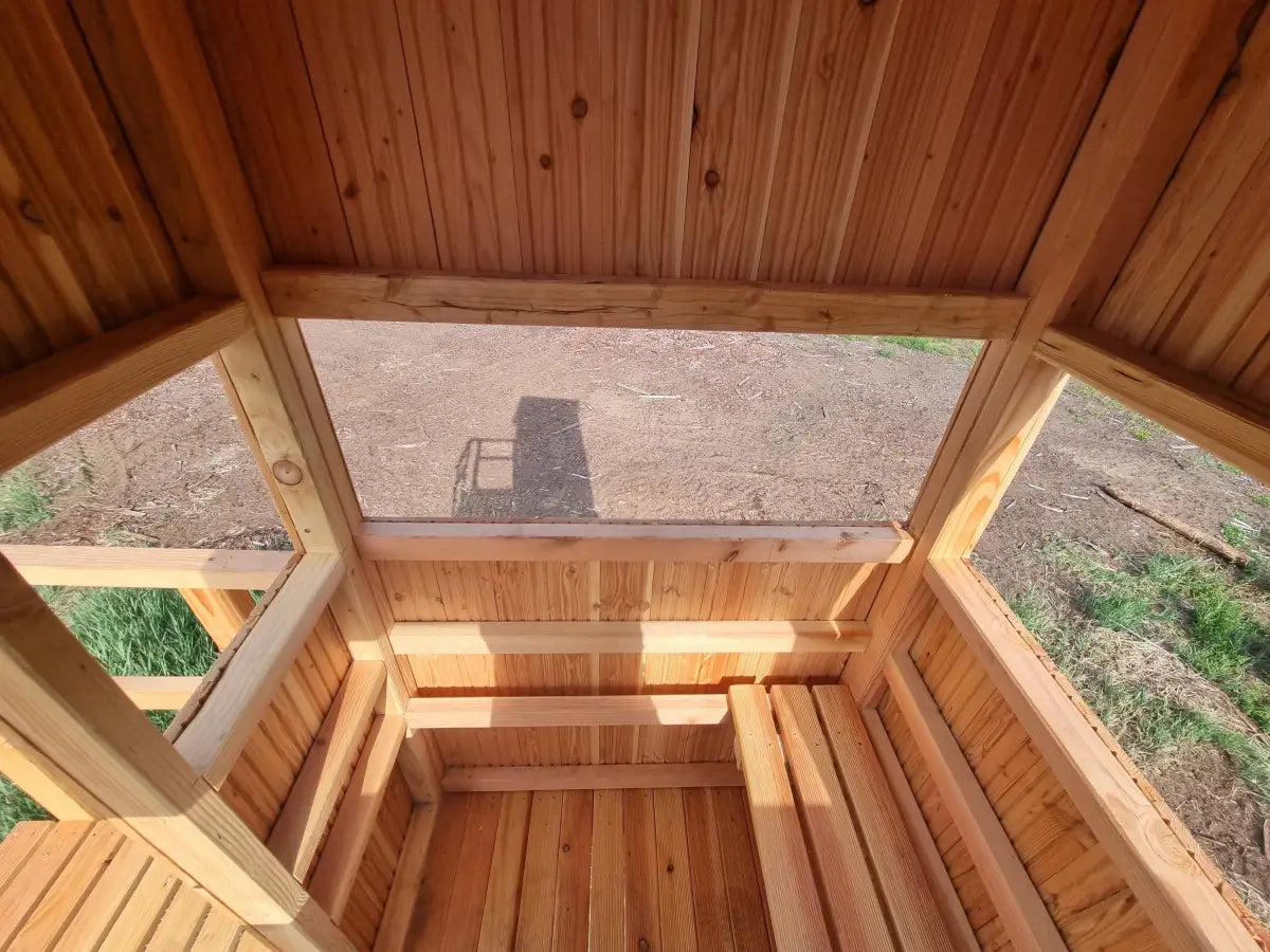 Es handelt sich hier um Hochsitz aus Lärche - Jagdkanzel OUTLANDER offen, inkl. Unterbau und Leiter für die Jagd.