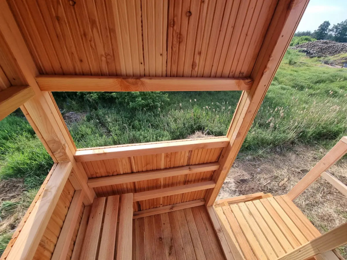 Es handelt sich hier um Hochsitz aus Lärche - Jagdkanzel OUTLANDER offen, inkl. Unterbau und Leiter für die Jagd.